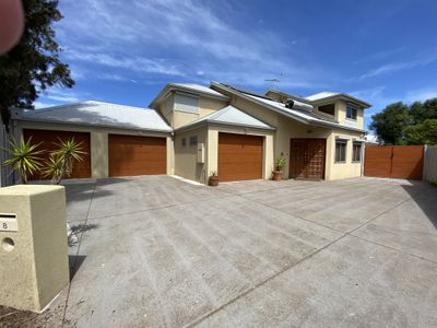 8 Perch Close, Werribee South