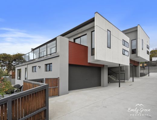 Contemporary, Executive Townhouse near the Heart of Hobart