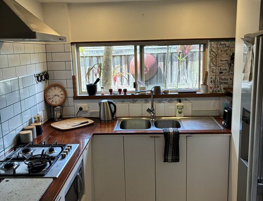 Granny flat in the heart of Tewantin image 2
