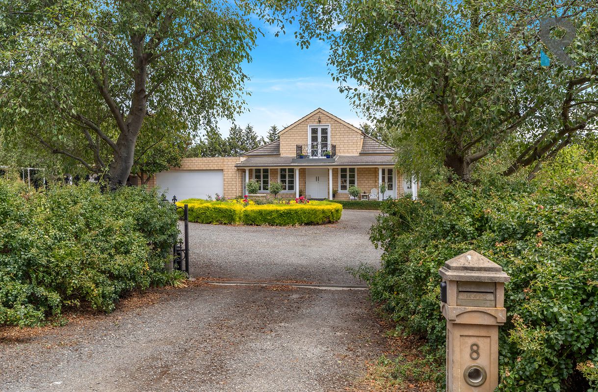 8 Pine Grove, Mickleham