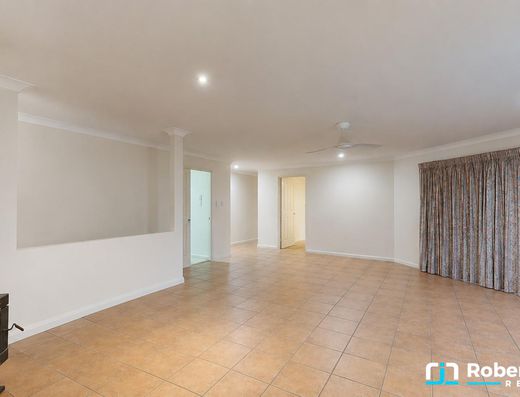 Large Family Living Opposite Noosa Golf Club image 7