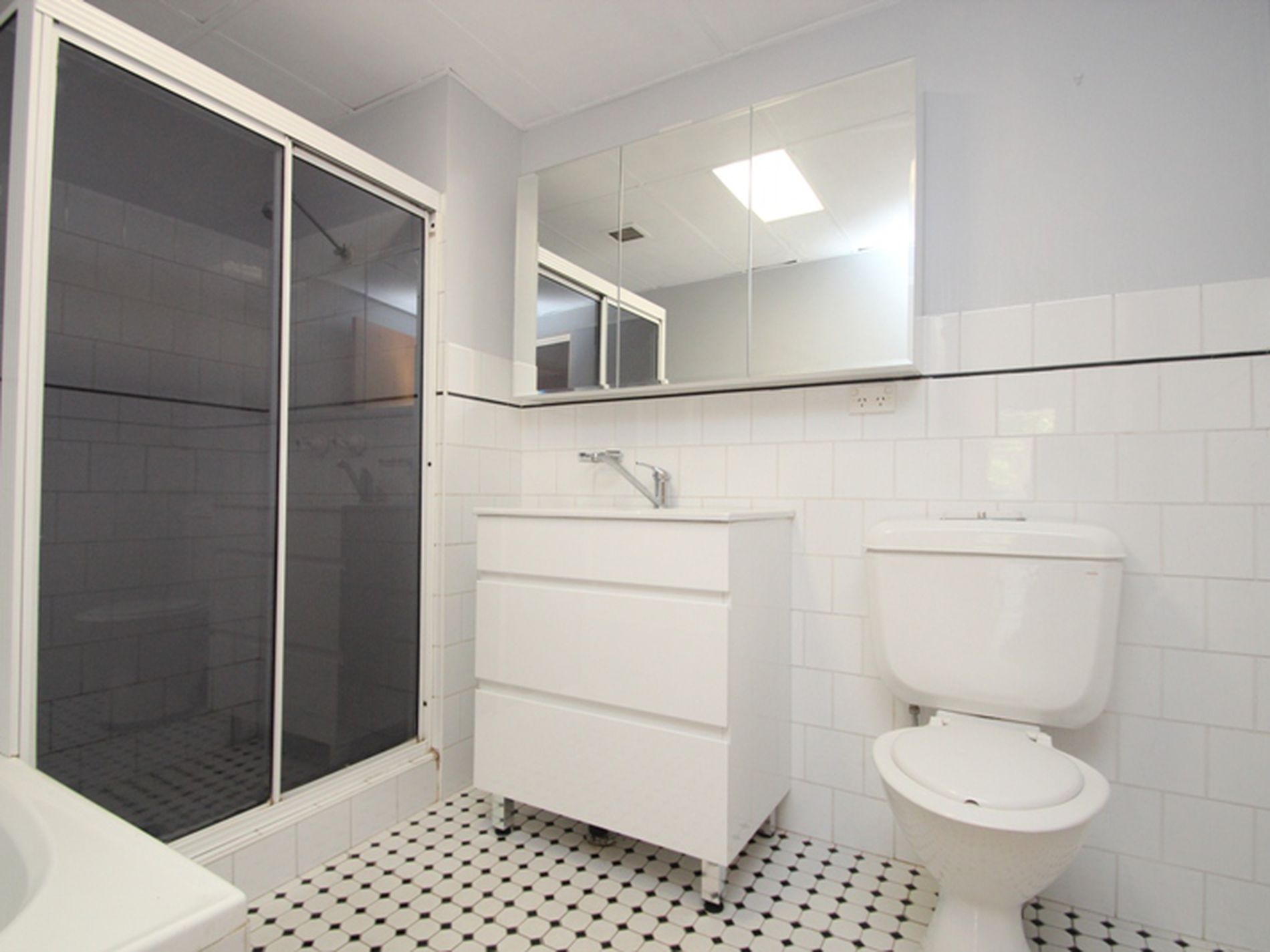 1 / 33 The Strand, Rockdale