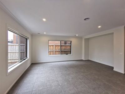 35 Hoffman Cr, Truganina