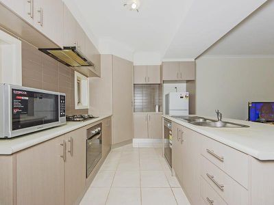 2 / 6 Ozzimo Way, Werribee