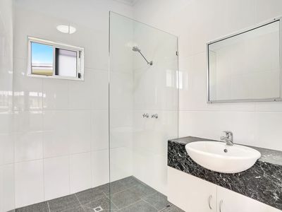 27 Meyer Ave, Wangan