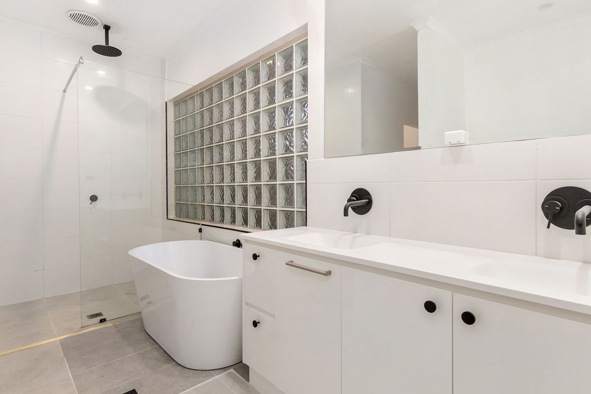 5 Santabelle Crescent, Clear Island Waters