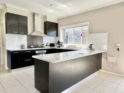 10 Brockwell Crescent, Manor Lakes