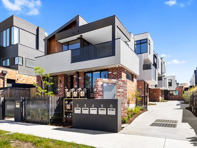 2 / 12 Irvine Crescent, Brunswick West