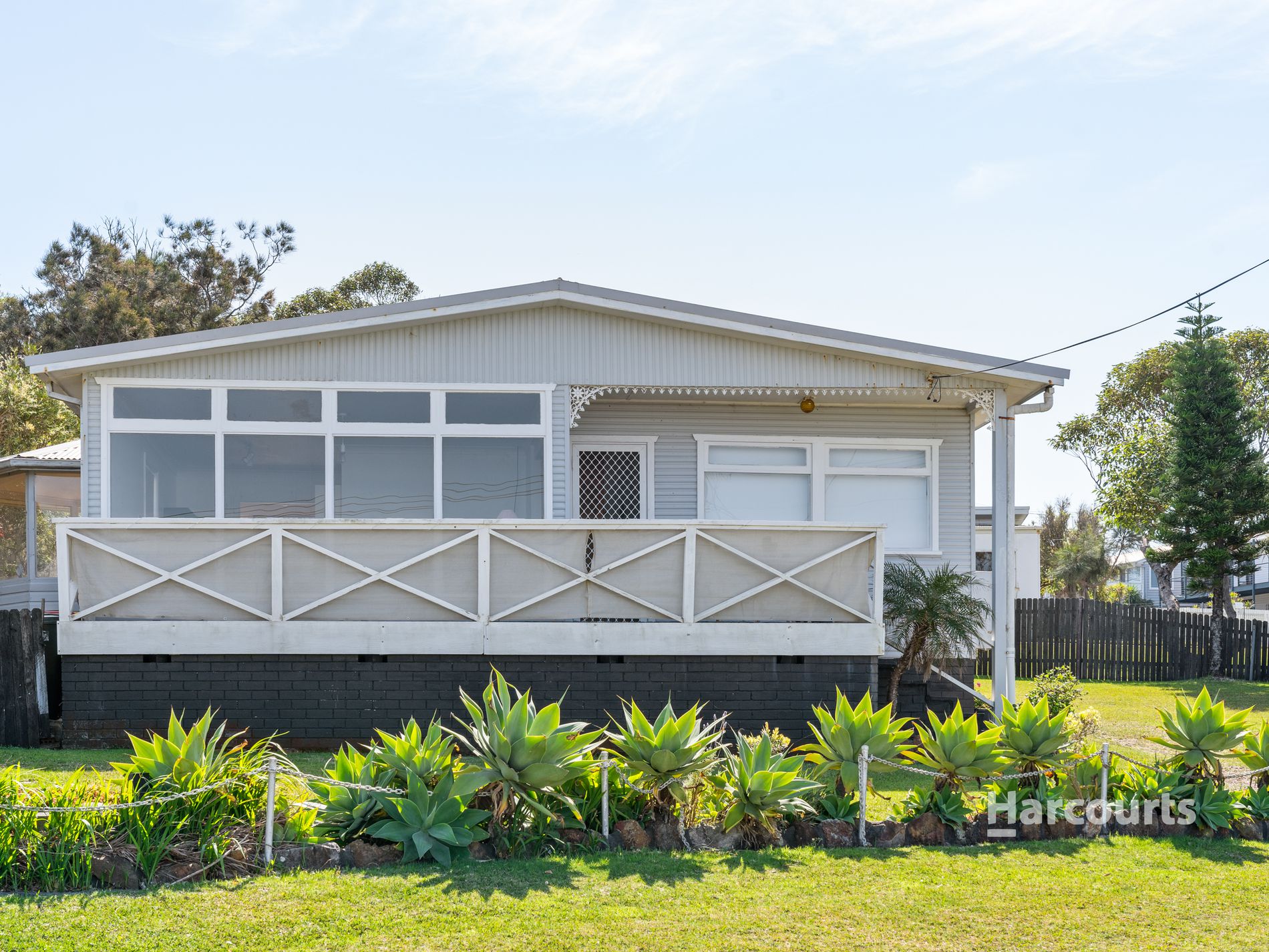 56 Sunset Strip, Manyana