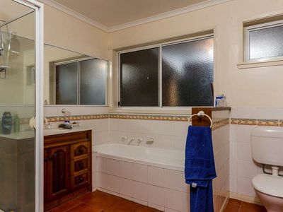 2 Lemin Avenue, Rutherglen