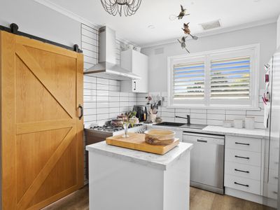 10 White Street, Finley