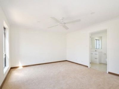 1 / 11 Bellagio Cres, Coomera