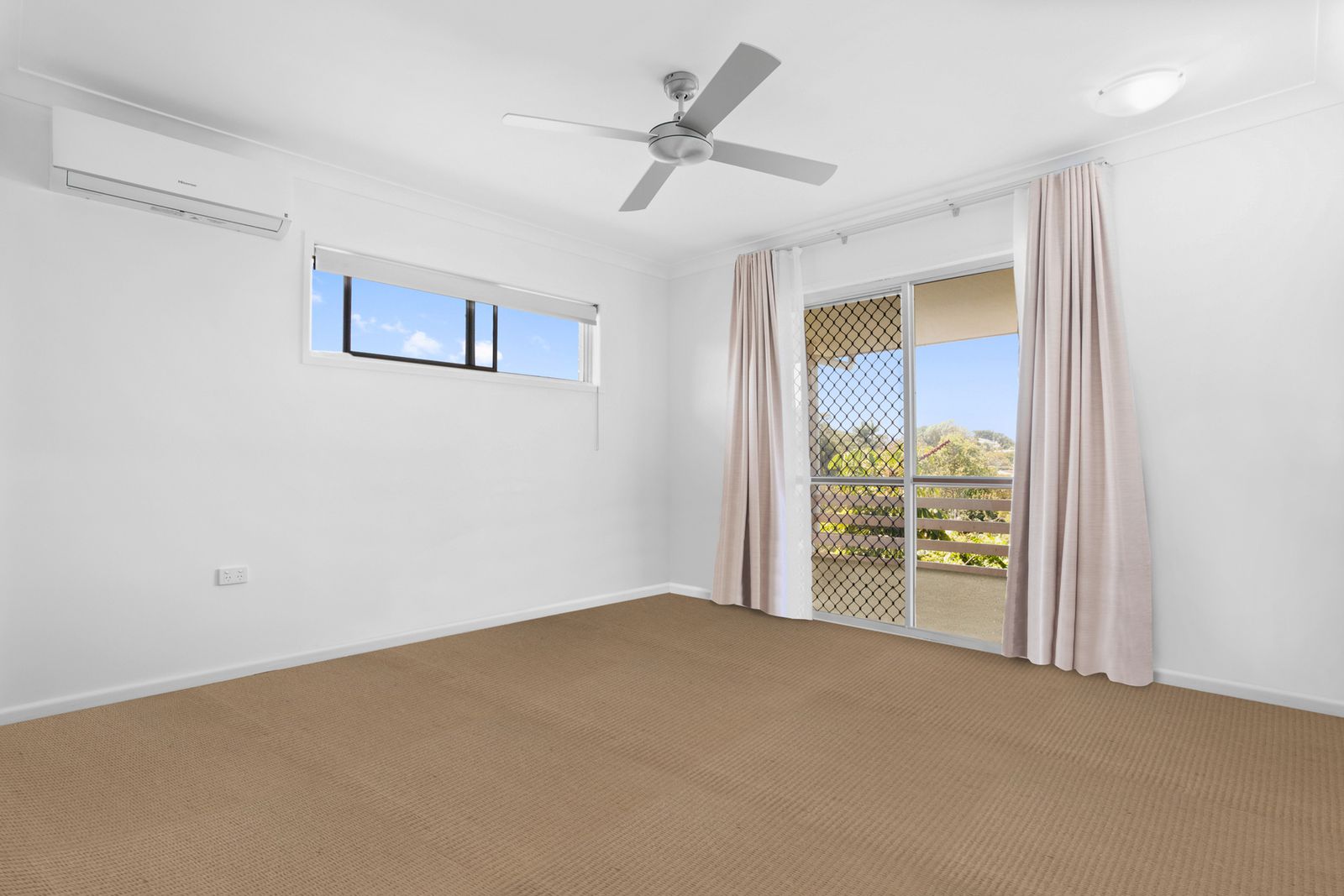 Photo 10 of 35, 1 Gemson Crescent, Moffat Beach