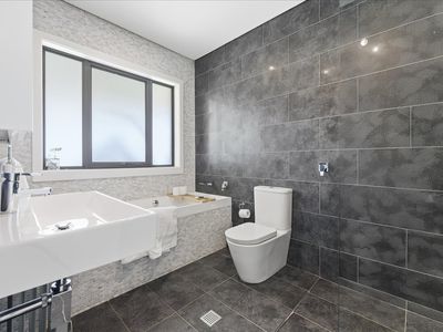 12 Scenic View, Razorback