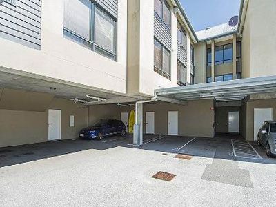 3 / 10 Marina Drive, Ascot
