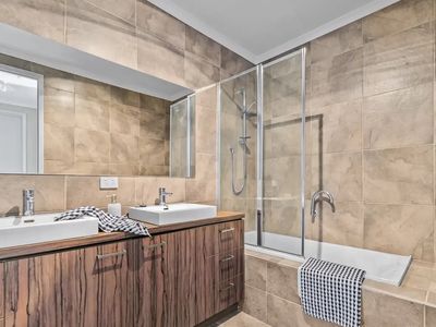 10 Lochinver Street, Wollert