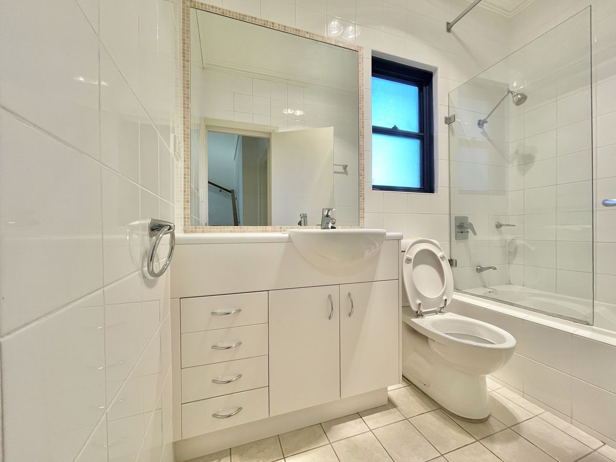 1 / 2 Armstrong Street, Willoughby