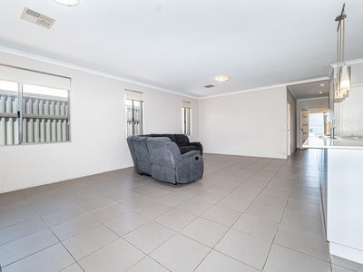 10 Dupain Way, Aveley