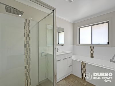 17  Lansdowne Drive, Dubbo