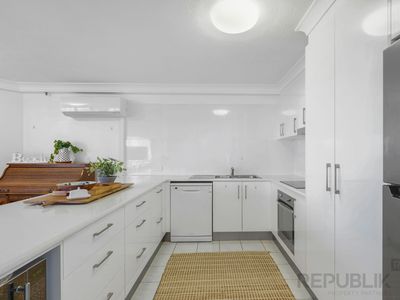 6B / 30 LAYCOCK STREET, Surfers Paradise