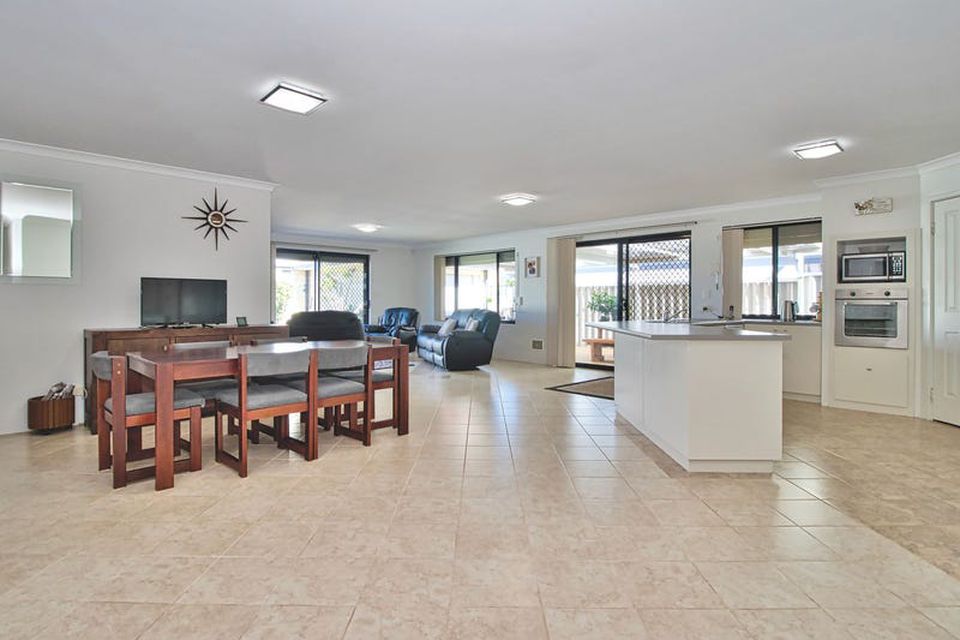 17 Amity Circuit , Shoalwater