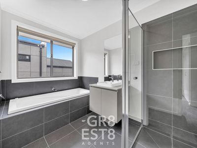 34 Kallista Circuit, Officer