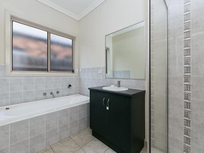 15 Cootamundra Court, Werribee