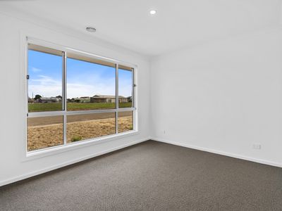 30 Lewis Crescent, Finley