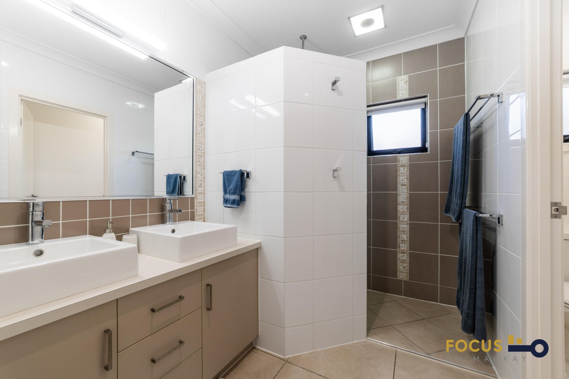 House / 6 Pavillion Court, Glenella