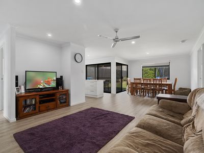 8 Pinnacles Drive, Glass House Mountains