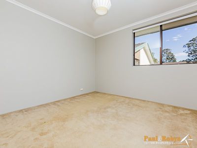 8 / 5 Hyndes Crescent, Holder