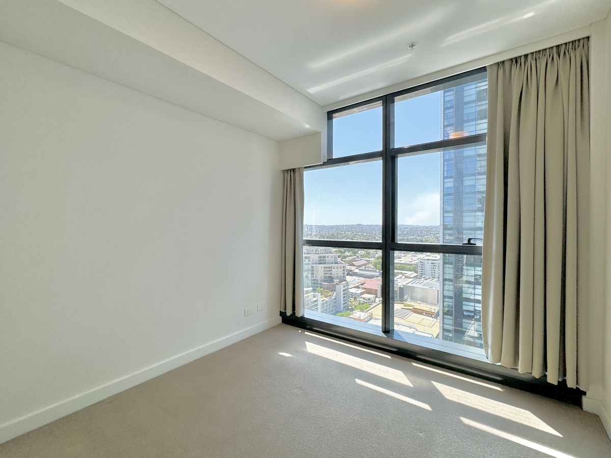 2505 / 438 Victoria Avenue, Chat...