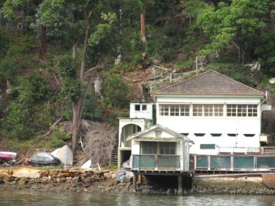 98 Moons Avenue, Lugarno