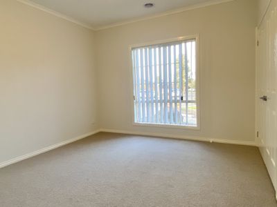 12 Maculata Place, Manor Lakes