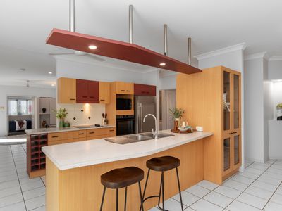 8 Crestbrook Drive, Mount Louisa