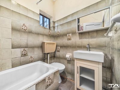 27 Hawkesbury Road, Westmead