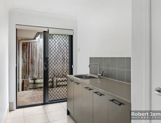 Spacious Family Home in the Heart of Peregian Springs - 5 Bedrooms + Media Room image 14