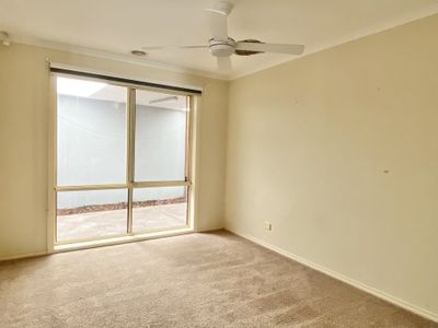 2 / 8 Ella Court, Hoppers Crossing