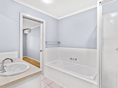 3 / 16 Beach Road, Cannonvale