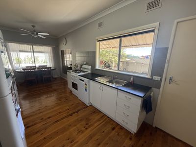 80 High Street, Parkes