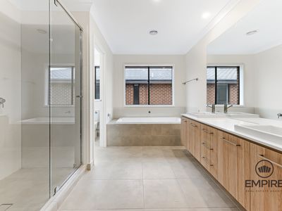 74 Yaralla Circuit, Clyde