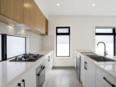 2 / 1 Moore Crescent, Reservoir