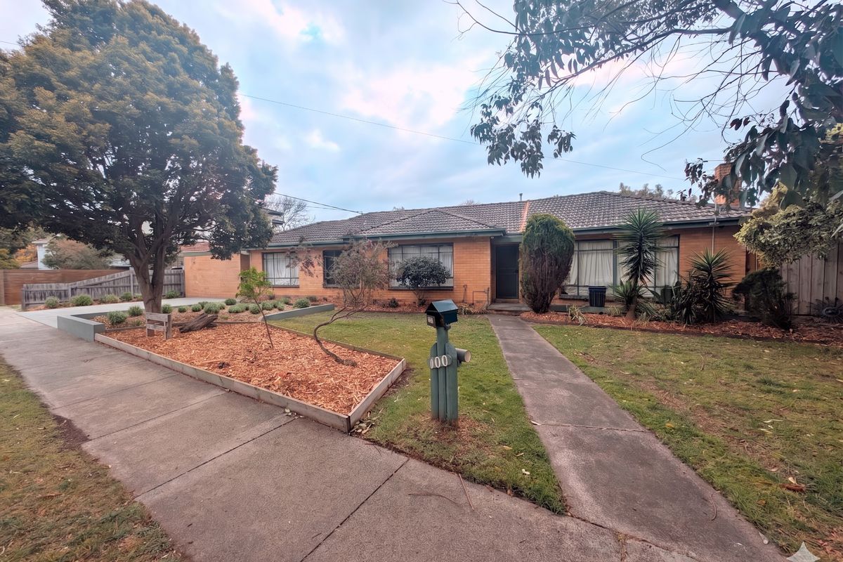 4 bedroom living within easy walking distance to Frankston Secondary School