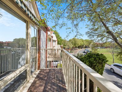 3 / 2 John Hindmarsh Frontage, Brompton