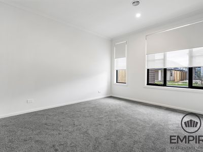 33 Bromeliad Street, Clyde North