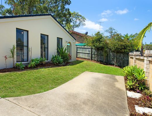 Single level  3 bedroom Villa in Central Ashmore