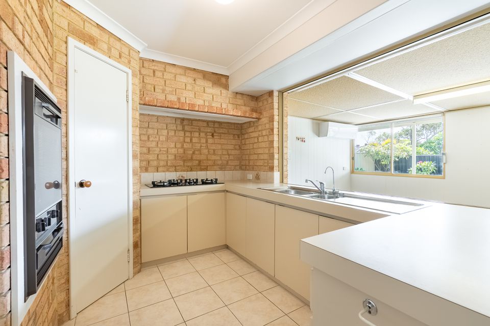 594 Safety Bay Rd, Waikiki