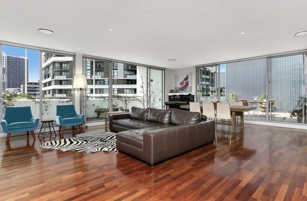 Modern Penthouse Apartment With Parking In Great Location