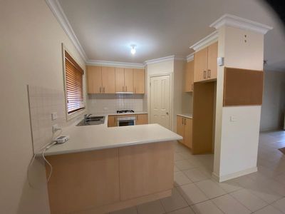 2 / 7 Forest Road South, Lara