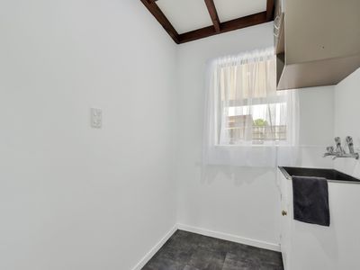 1 / 1 Windlesham Place, Wakefield